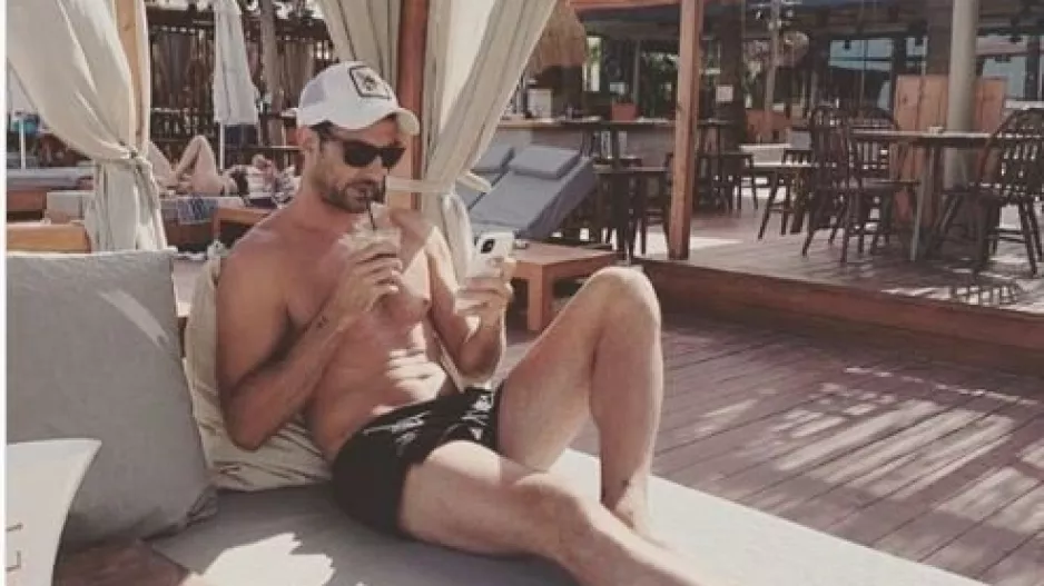 Χαλαρώνει σε beach bar