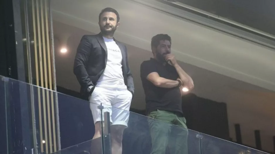 Με βερμούδα και σακάκι ο Καρυπίδης στη βροχή