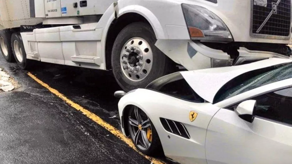 Έριξε... το φορτηγό πάνω στη Ferrari του εργοδότη του!!!