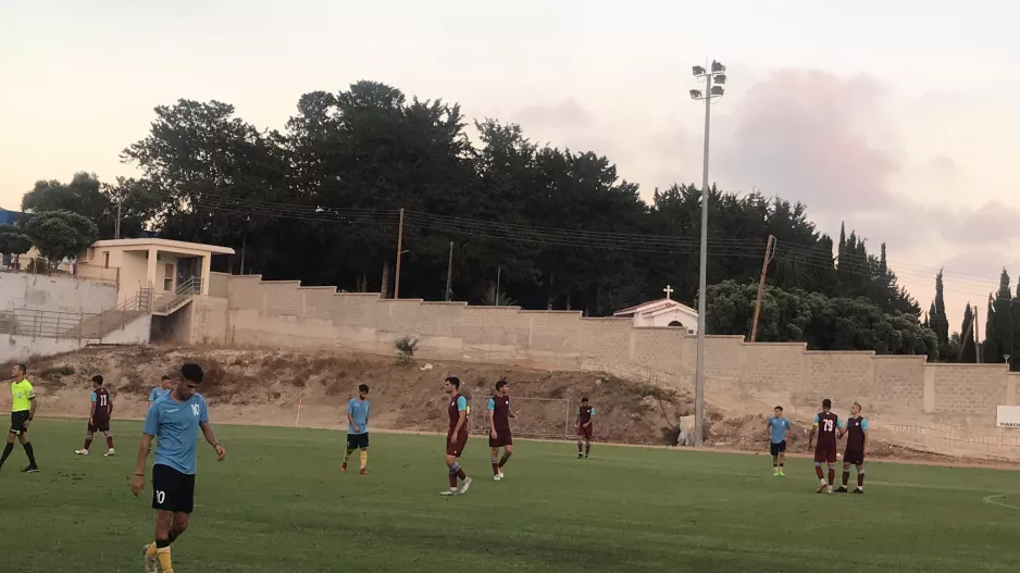 "Βυσσινί" το φιλικό! (φώτος)