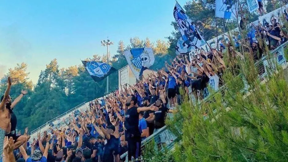 "Ρίξτε την κάρτα να ρίξουμε τα γήπεδα" 