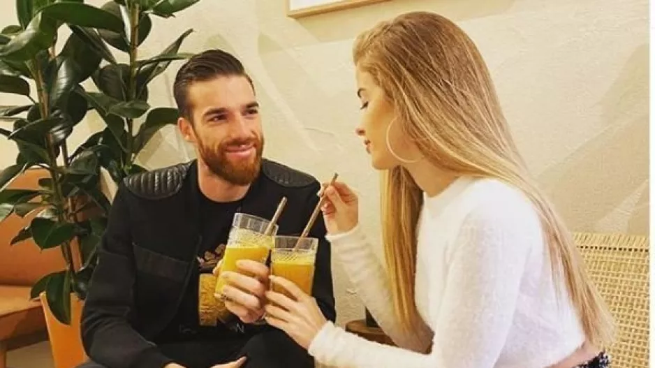 "Ανάβει φωτιές" η σύζυγος του Σα