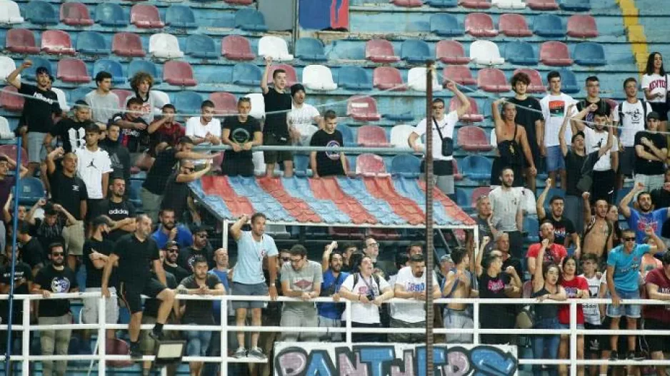 «Ντου» οπαδών στο γήπεδο και συνθήματα κατά των παικτών