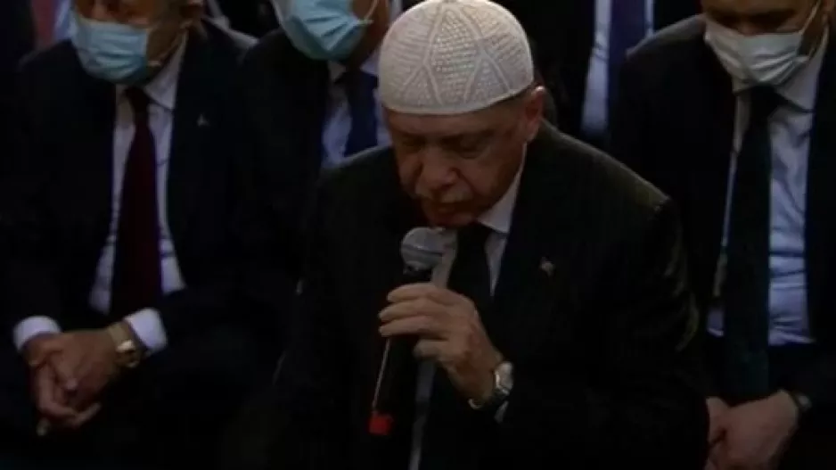 Ιστορική βεβήλωση: Προσευχές Ερντογάν στην Αγία Σοφία (βίντεο)