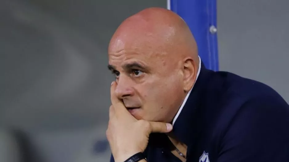Τρίβει τα χέρια του