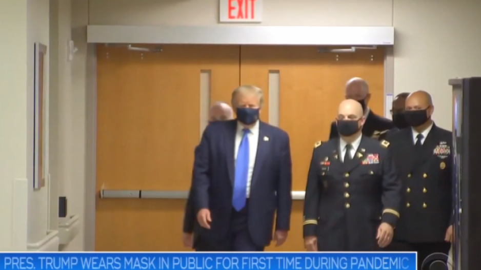 Ο Τραμπ φόρεσε μάσκα για πρώτη φορά!