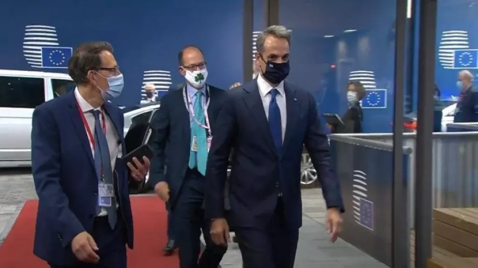 Συνεργάτης του Μητσοτάκη με μάσκα του Παναθηναϊκού στην Σύνοδο Κορυφής!!