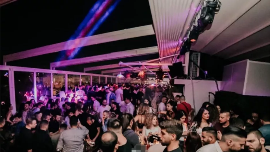 ΣΥΝΕΛΑΒΑΝ τεχνικό διευθυντή, επειδή οι παίκτες του χόρευαν στην πίστα!