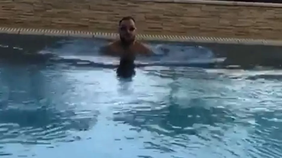 Μήνυμα από την πισίνα/ΑΕΛ 