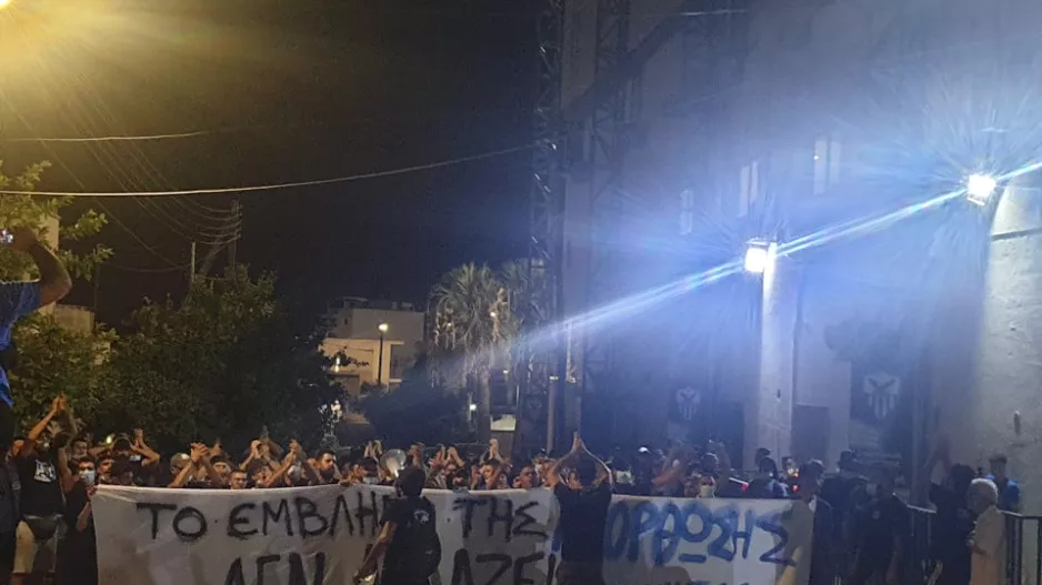 Οι ΜΑΧΗΤΕΣ... φώναξαν για το νέο έμβλημα (βίντεο)