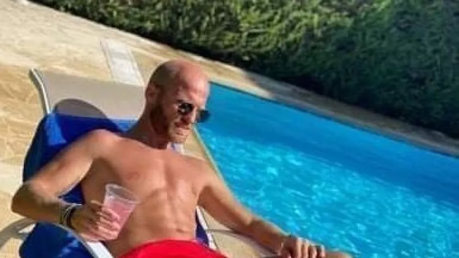 Χαλαρός στην πισίνα