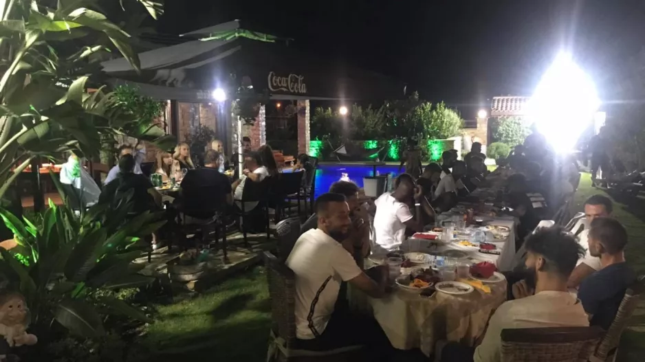 Τους τραπέζωσε (φώτος)
