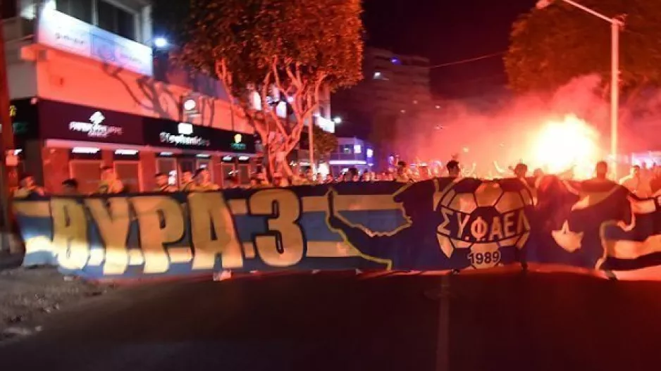 ΕΠΙΘΕΣΗ: "Αρχίζει στα ετοιμόρροπα γήπεδα το θέατρο"
