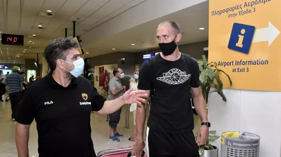 Έφτασε και ο Λοτζέσκι για την ΑΕΚ (φώτος)