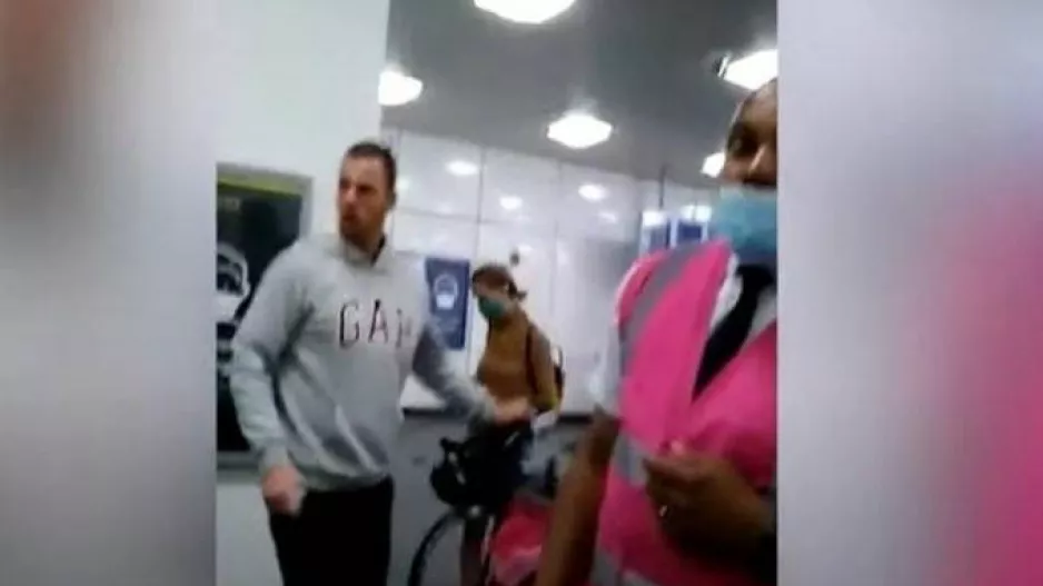 Μπουνιές στο μετρό λόγω... μάσκας (βίντεο)