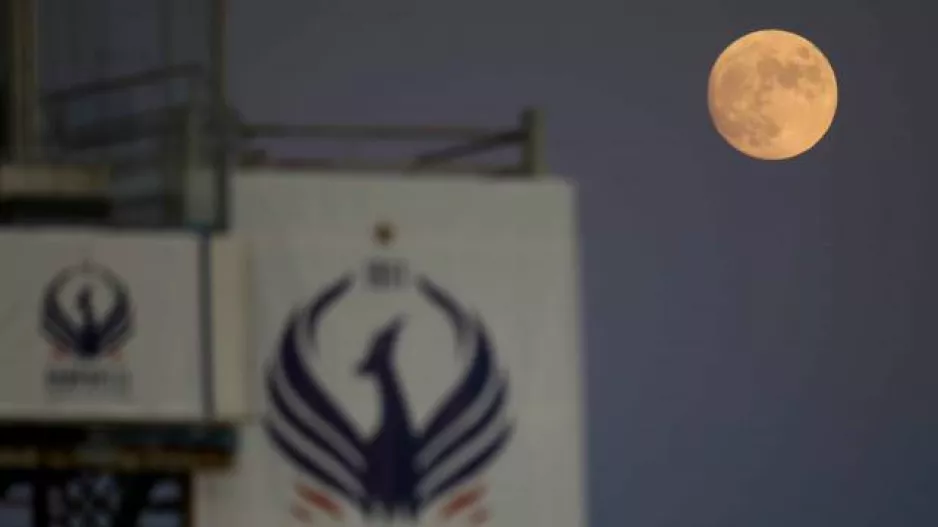 Πανσέληνος με φόντο τον ΦΟΙΝΙΚΑ (φώτος)
