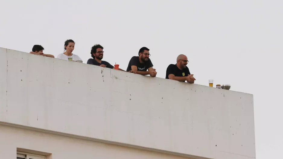 Έτσι... κερδίζεις την κάρτα, τον Covid ΚΑΙ λεφτά! 