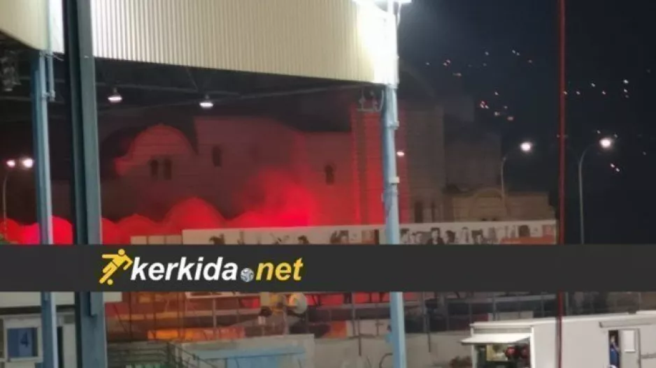 Φωτοβολίδες και… συνθήματα έξω από το Τσίρειο (φώτος)