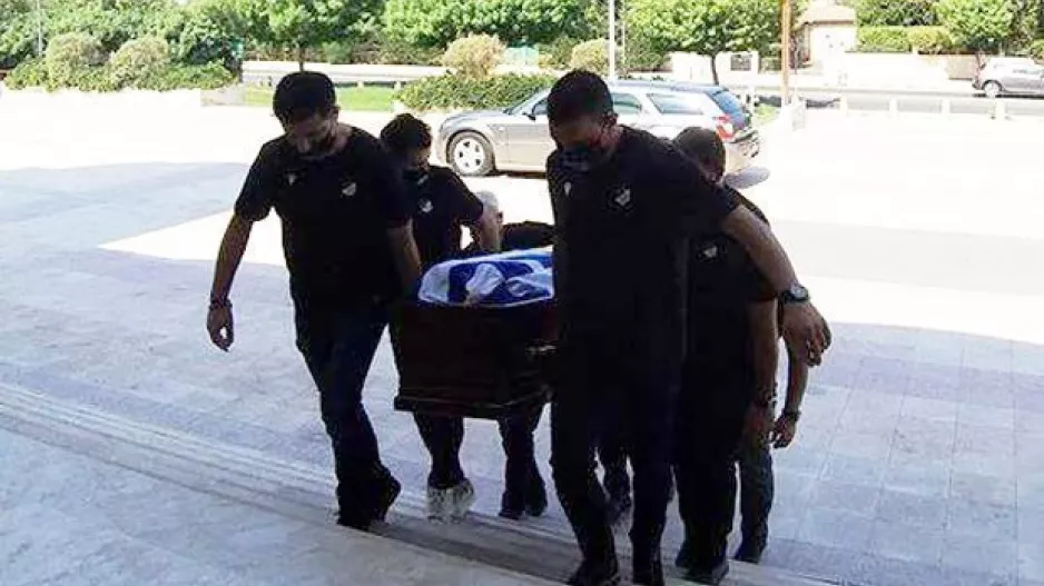 Έξι αρχηγοί του ΑΠΟΕΛ μετέφεραν το φέρετρο του Αντωνάκη