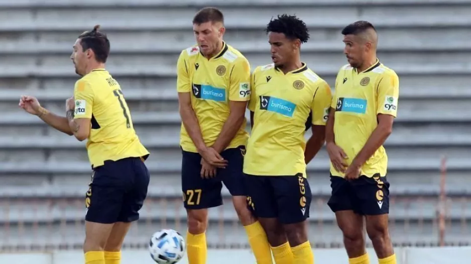 ΦΩΤΟ/Η πρωτότυπη άμυνα της ΑΕΛ!