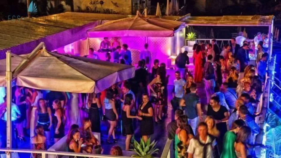 (Xόρευαν οι πελάτες/Πρόστιμο 8 χιλιάδων ευρώ σε κέντρο διασκέδασης στον Πρωταρά