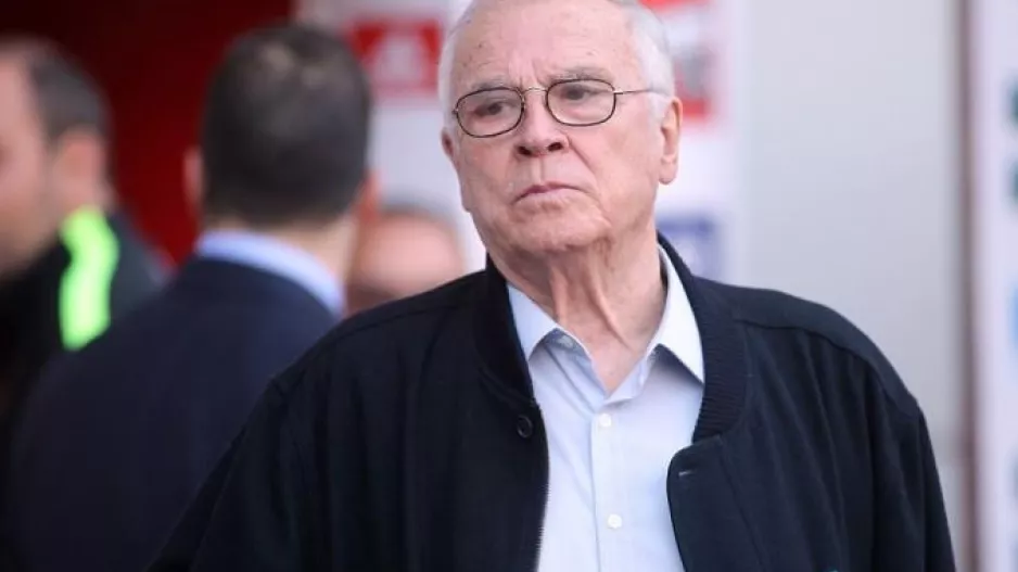 Μεσίστιες οι σημαίες στα γραφεία του Ολυμπιακού (φώτο)