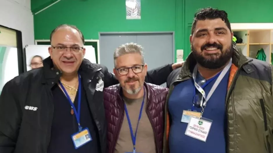 "Ο Τζον πηγαινοέρχεται νευρικά, το ένα τσιγάρο πίσω από το άλλο..."