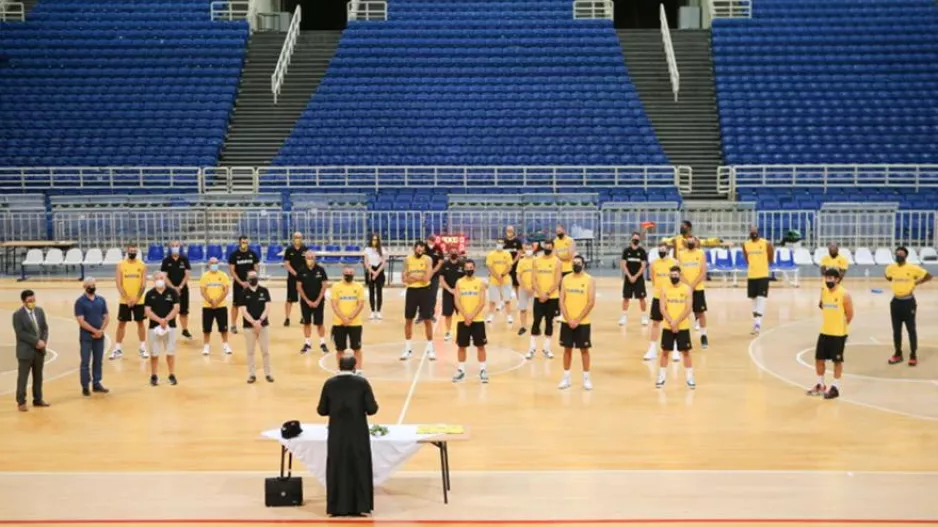 Σε κλειστό κύκλο έγινε ο αγιασμός στην μπασκετική ΑΕΚ (φώτος)
