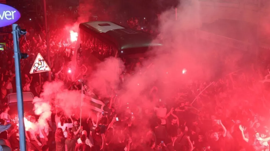 ΣΥΝΟΔΕΥΟΥΝ το λεωφορείο/"Όσα πέναλτι κι ας τους δώσουν..."
