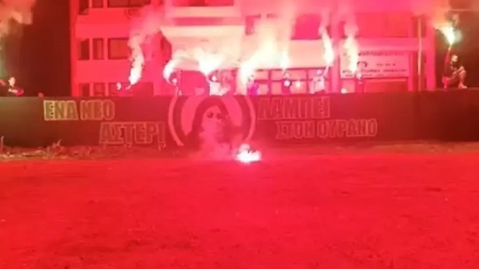 ΘΥΡΑ 9/"Σκεύη τραγούδα δυνατά..." (βίντεο)