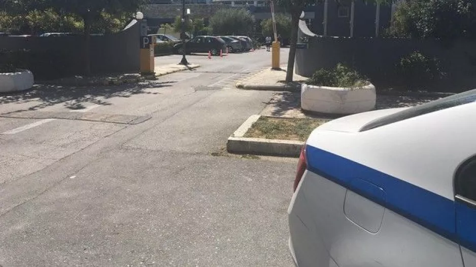 Τρία περιπολικά έξω από το ξενοδοχείο της ΑΕΚ