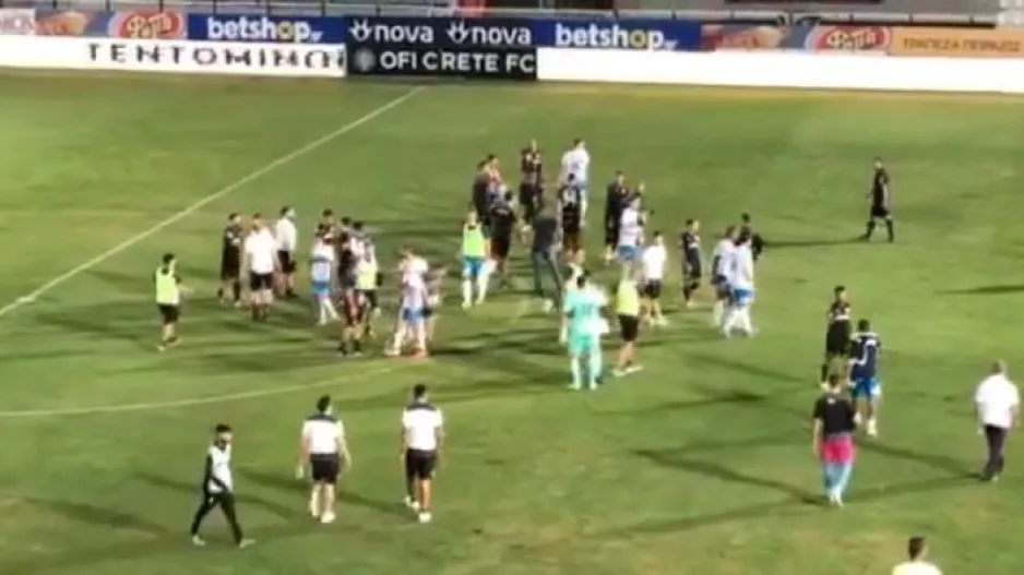 (Βίντεο με την λήξη) Συγχαρητήρια και χειραψίες 