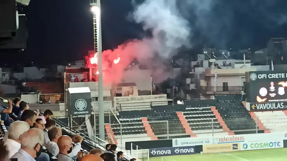 ΦΩΤΟΣ/Φωτοβολίδες και συνθήματα... από τις πολυκατοικίες