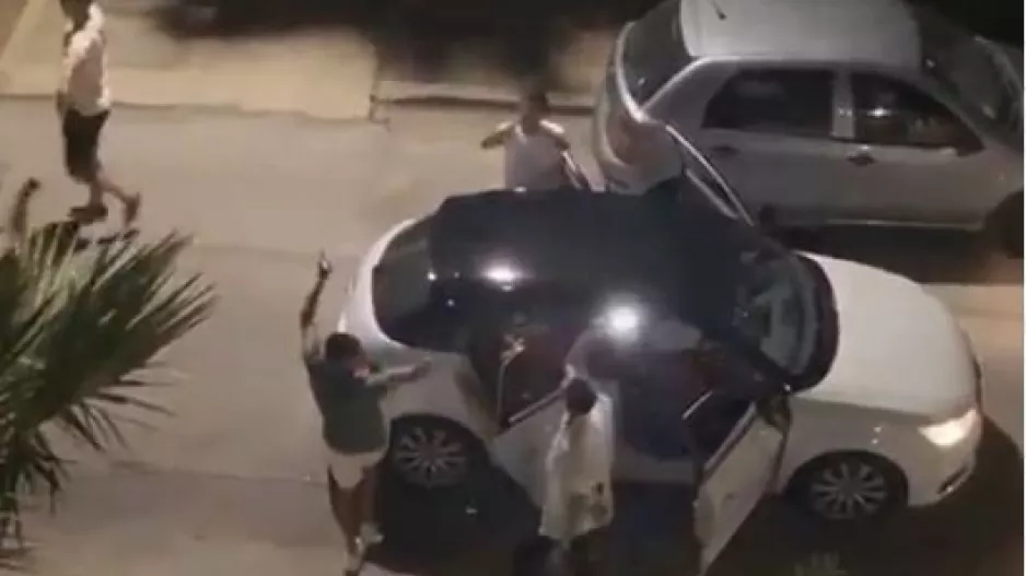 Ανανέωσε και του έκακαν καντάδα οι συμπαίκτες του (βίντεο)