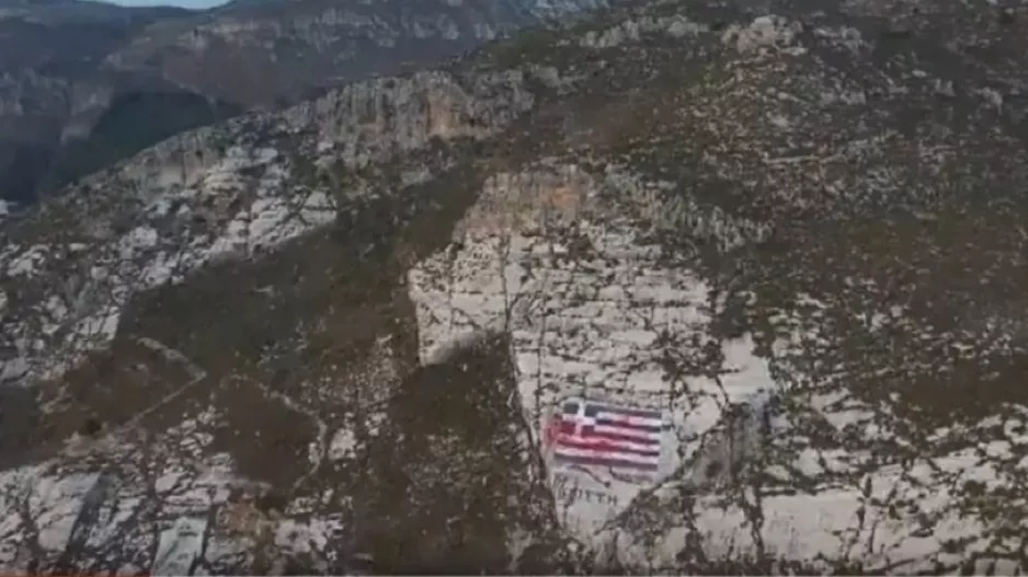 Τουρκικό drone έριξε κόκκινη μπογιά σε ελληνική σημαία (βίντεο)