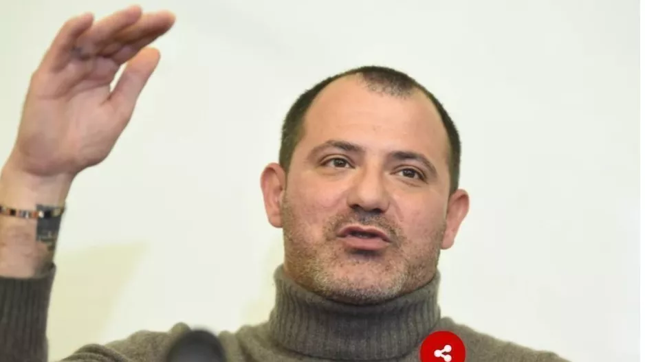 Τον παρακολουθούν