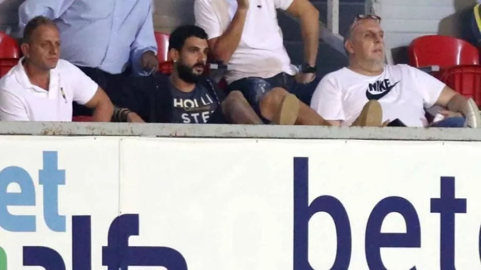 Στην κερκίδα αντί στο γήπεδο