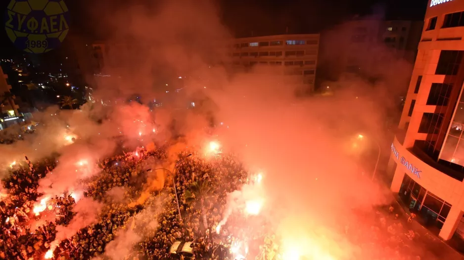 ΘΥΡΑ 3/ "Μεγαλωμένοι στις γειτονιές του λιμανιού, γαλουχημένοι με τις αξίες της ΑΕΛ πορευόμαστε"