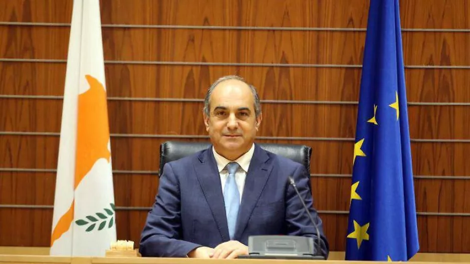ΑΠΟΦΑΣΗ Συλλούρη/Απέχει από τα καθήκοντα του