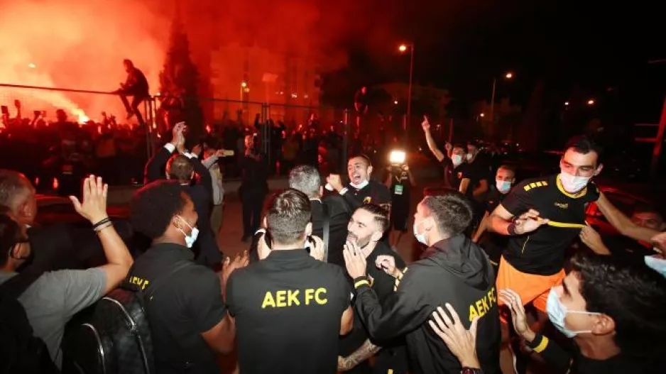 ΠΑΡΤΙ στο ΟΑΚΑ: Οι παίκτες βγήκαν στο δρόμο και πέταξαν μπλούζες σε εκατοντάδες Ενωσίτες! (Φώτος, βίντεο)