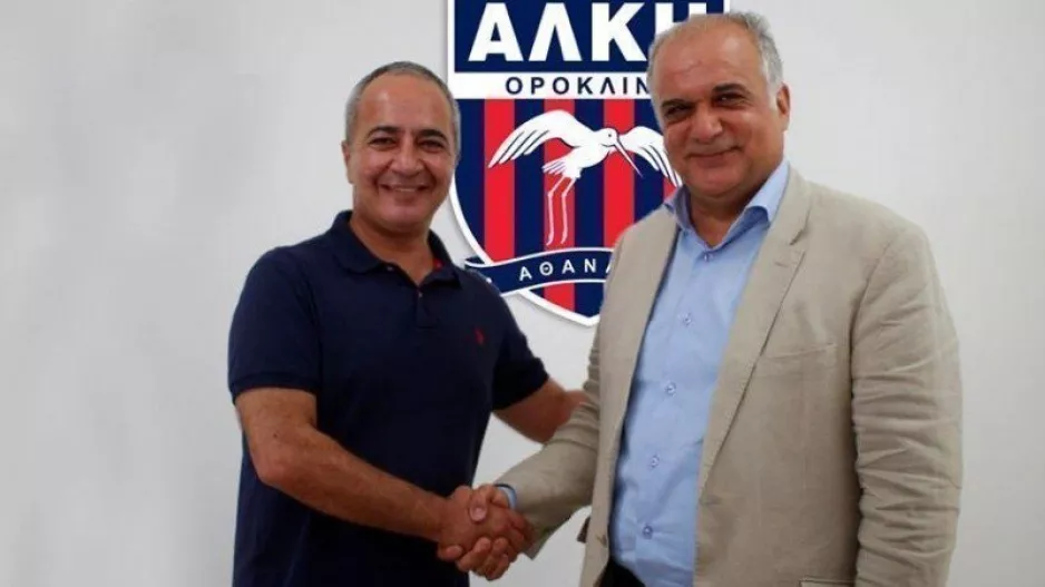 Ανακοίνωση στο ημίχρονο/"Αναμένουμε την παραίτησή σου"