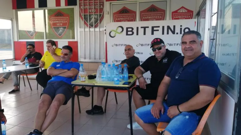 Έξω φρενών ο πρόεδρος/"Είναι όλοι ανεπιθύμητοι, φτάνει με την κοροϊδία"