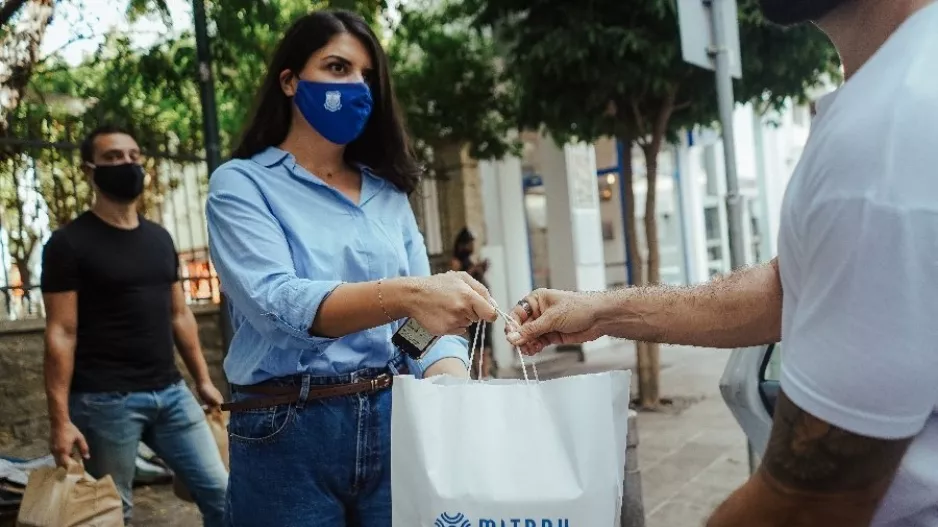 Ο Απόλλωνας προσφέρει φαγητό σε άπορες οικογένειες (φώτος)