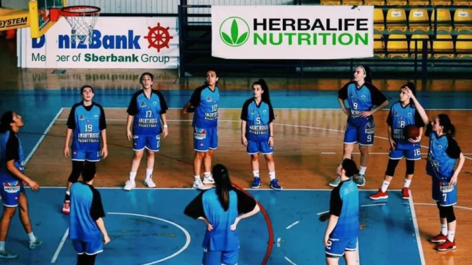Ντύθηκε… σερβιτόρα η Χριστιάνα Μενελάου – Κερνούσε Ράτσα και Ντέλβα