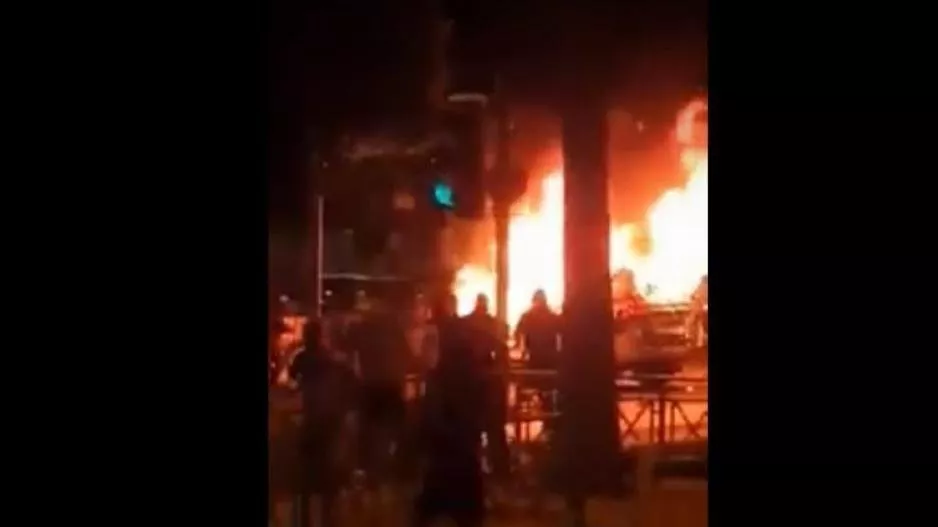 Λεμεσός/ Η στιγμή που καίγεται περιπολικό στα επεισόδια (ΒΙΝΤΕΟ)