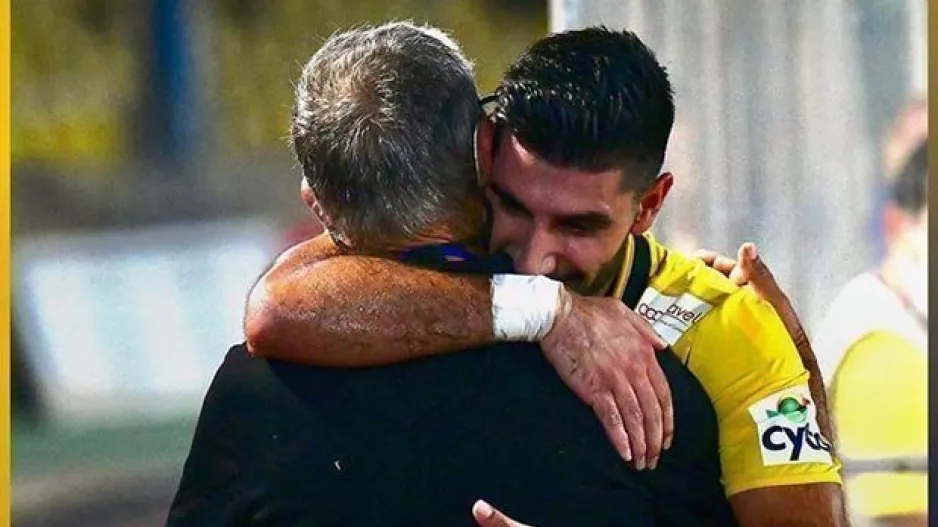 Η αγκαλιά του Παπαφώτη…