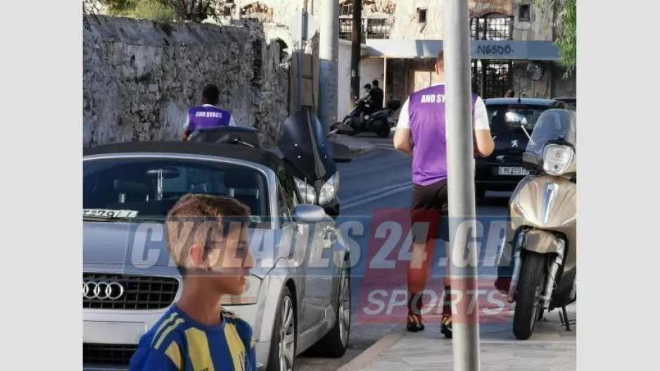 VIRAL/Παίκτες άφησαν το ζέσταμα και έτρεχαν να απομακρύνουν τα οχήματά τους! (Φώτος)