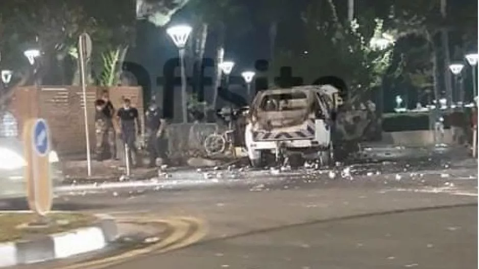 Ξεσηκώθηκαν οι Λεμεσιανοί για μάσκες και μέτρα/ Έκαψαν περιπολικό (Φώτος)