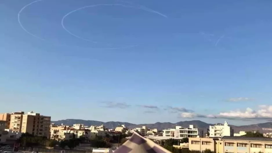 Συνεχίζονται οι τουρκικές προκλήσεις - Σχεδίασαν την σημαία τους στον ουρανό 