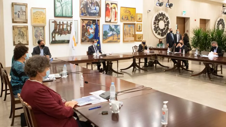 Βλέπει Υπουργούς και αποφασίζει νέα μέτρα ο Πρόεδρος
